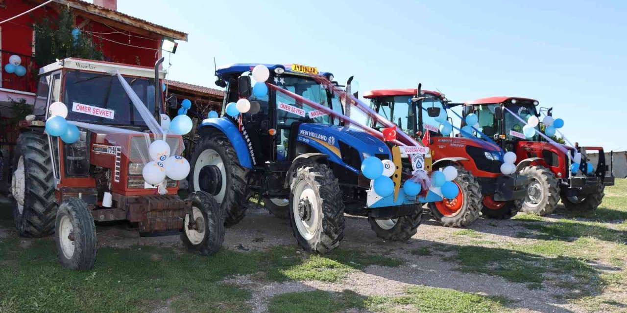 Sünnet Düğününde Otomobiller Yerlerini Traktörlere Bıraktı