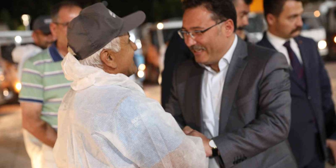 Vali Çiçek’ten, Bayram Temizliği Yapan İşçilere Sürpriz