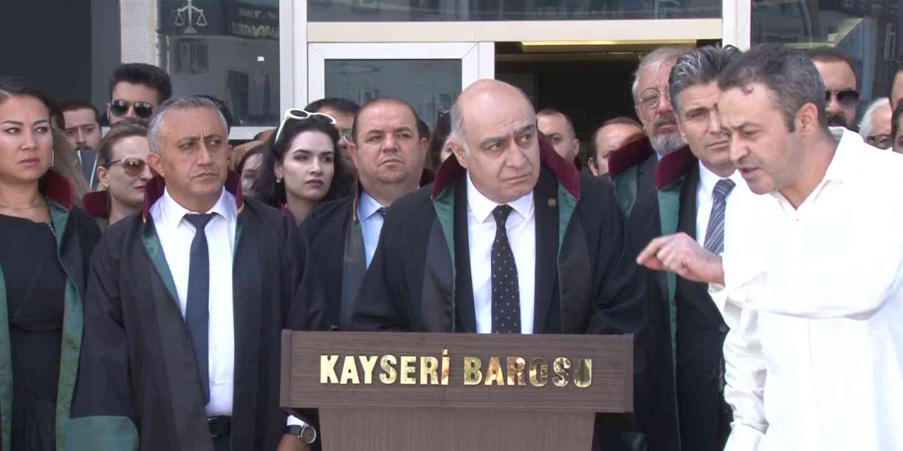 Mahkemeden Çıkan Şahıs, Basın Açıklaması Yapan Avukatlara Tepki Gösterdi