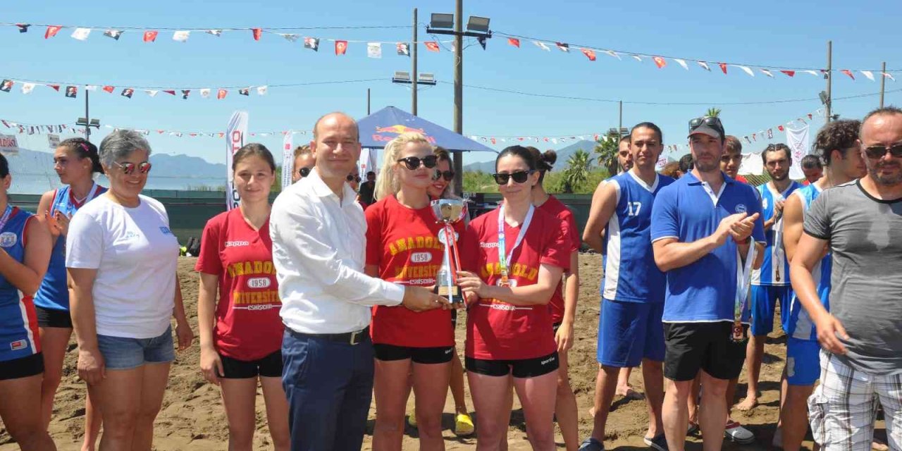 Anadolu Üniversitesi Plaj Hentbol Kadın Takımı Türkiye Şampiyonu Oldu