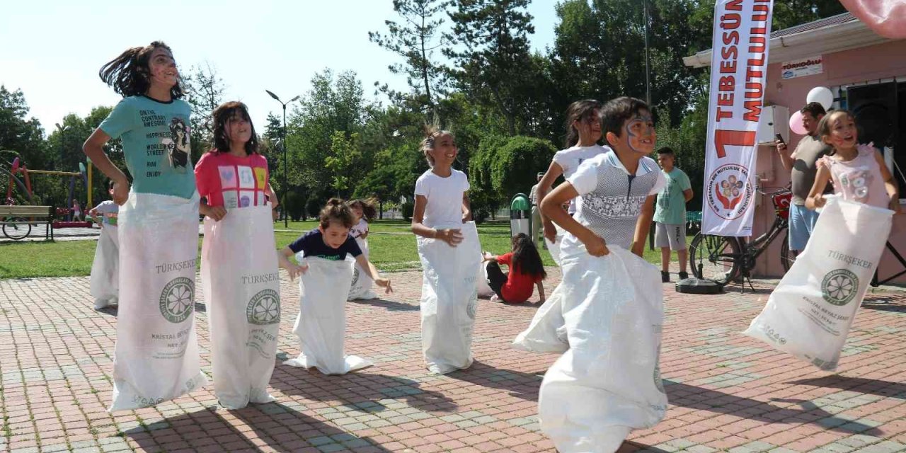 İhtiyaç Sahibi Çocuklara Eğlenceli Yardım