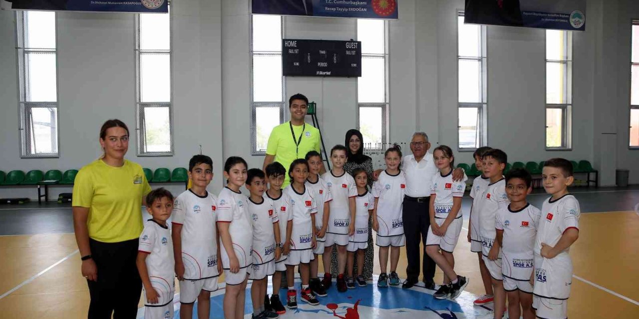 Başkan Büyükkılıç Spor Merkezinde Miniklerle Buluştu