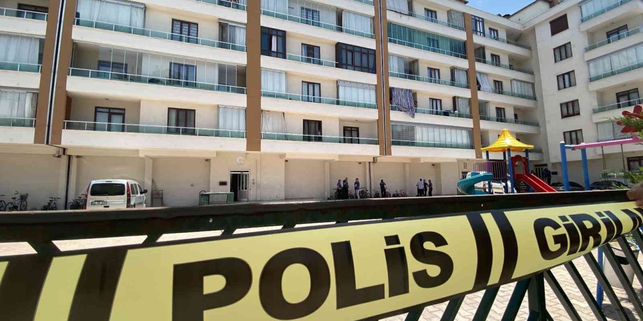 İki Gün Önce Evlendiği Karısını Bıçaklayarak Öldürdü