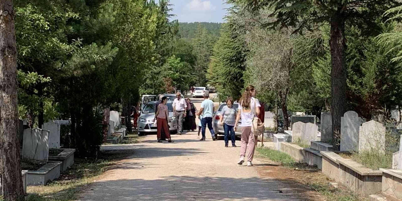 Mezarlıkta Arefe Yoğunluğu