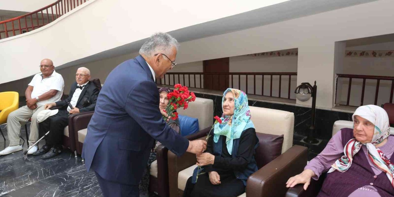 Başkan Büyükkılıç’tan Huzurevi Sakinlerine Bayram Jesti