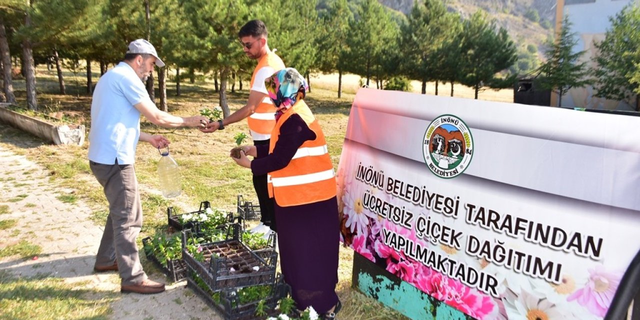 İnönü Belediyesi Mezarlıklarda Çiçek Dağıttı