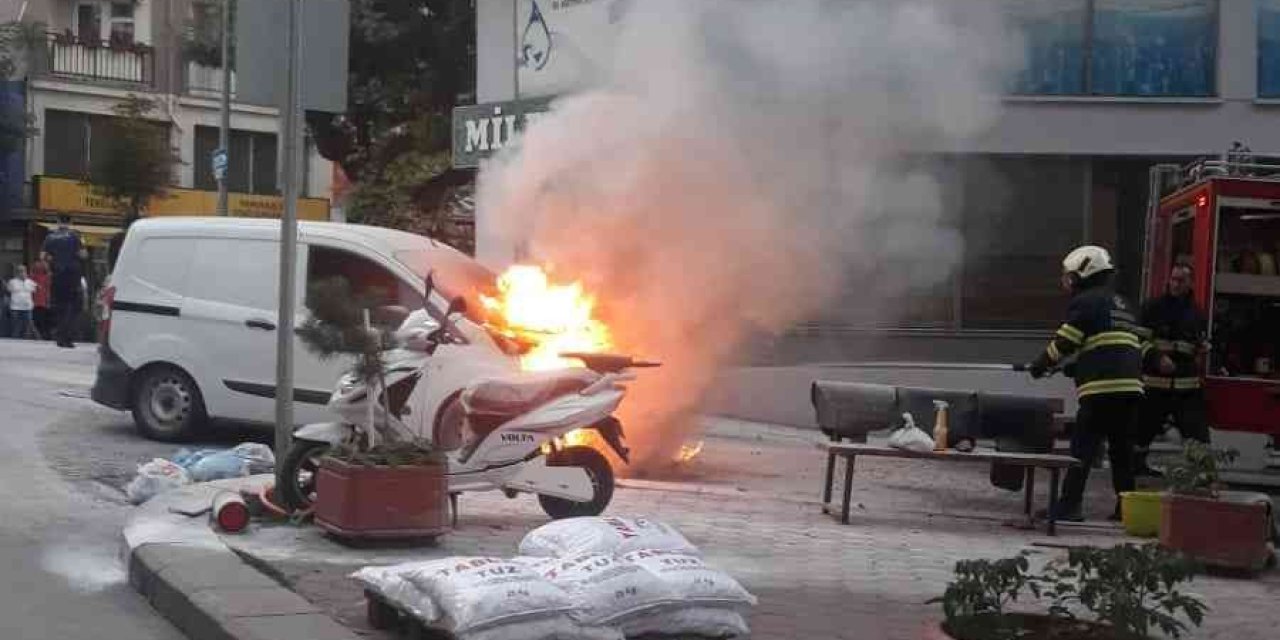 Ticari Araç Alev Alev Yandı, O Anlar Kameraya Yansıdı