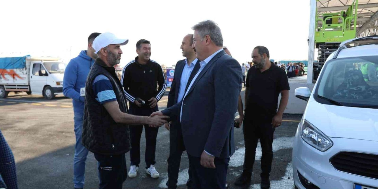 Başkan Palancıoğlu Kurban Pazarındaki Vatandaşlarla Bayramlaştı