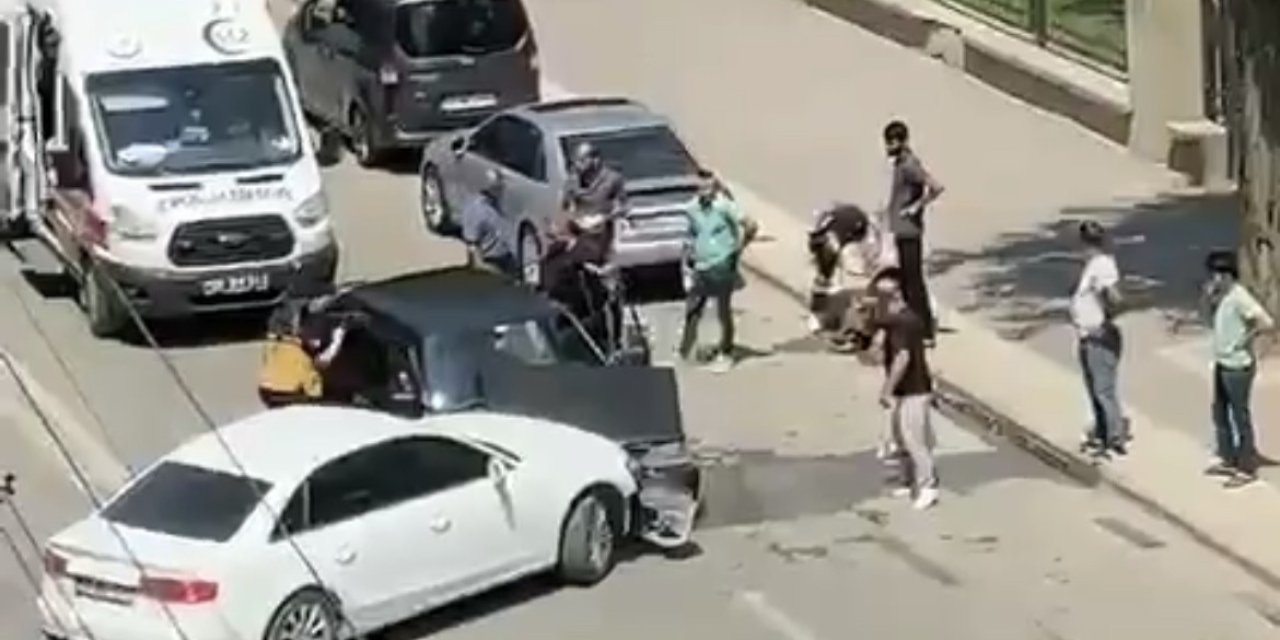 Hatalı Sollama Kaza Getirdi, 2 Kişi Yaralandı: Kaza Anı Kamerada