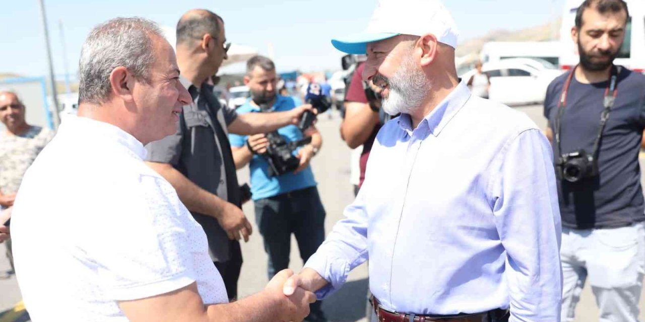 Başkan Çolakbayrakdar, Türkiye’ye Örnek Olan Kurban Yerinde Vatandaşlarla Bayramlaştı