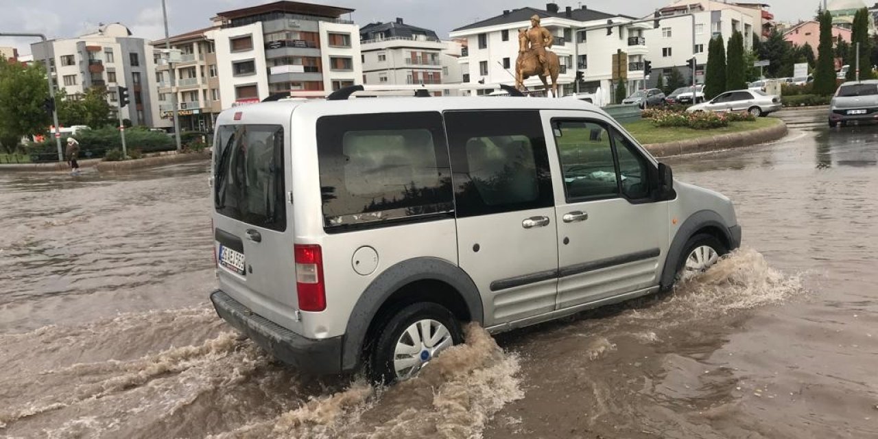 Aniden Bastıran Sağanak Yağış Günlük Hayatı Adeta Felç Etti