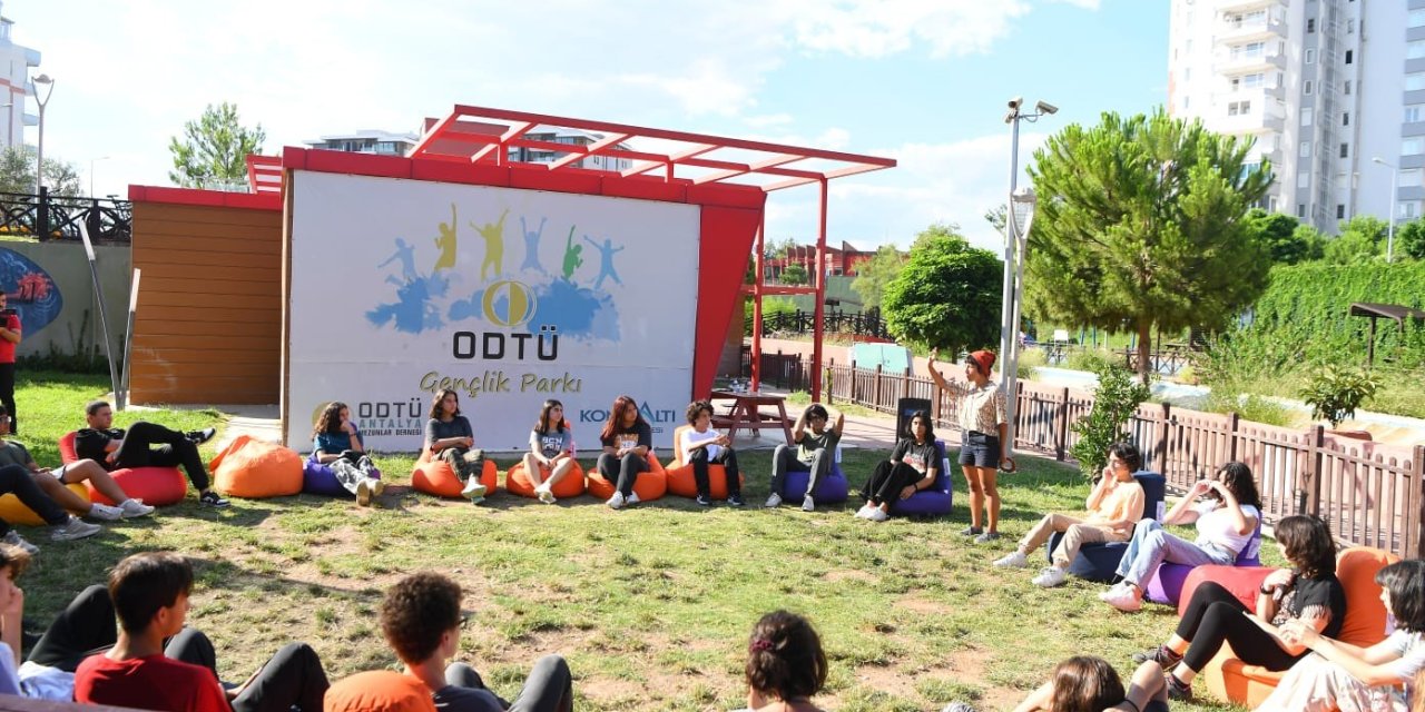 Gençler, Verilen Ücretsiz Akademik Eğitimle Üniversiteye Hazırlanıyor