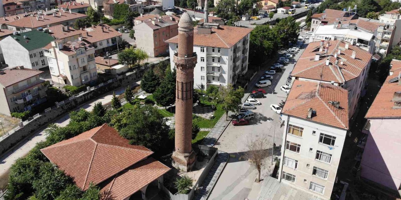 Aksaray'da Eğri Minare Bir Asra Tanıklık Etti