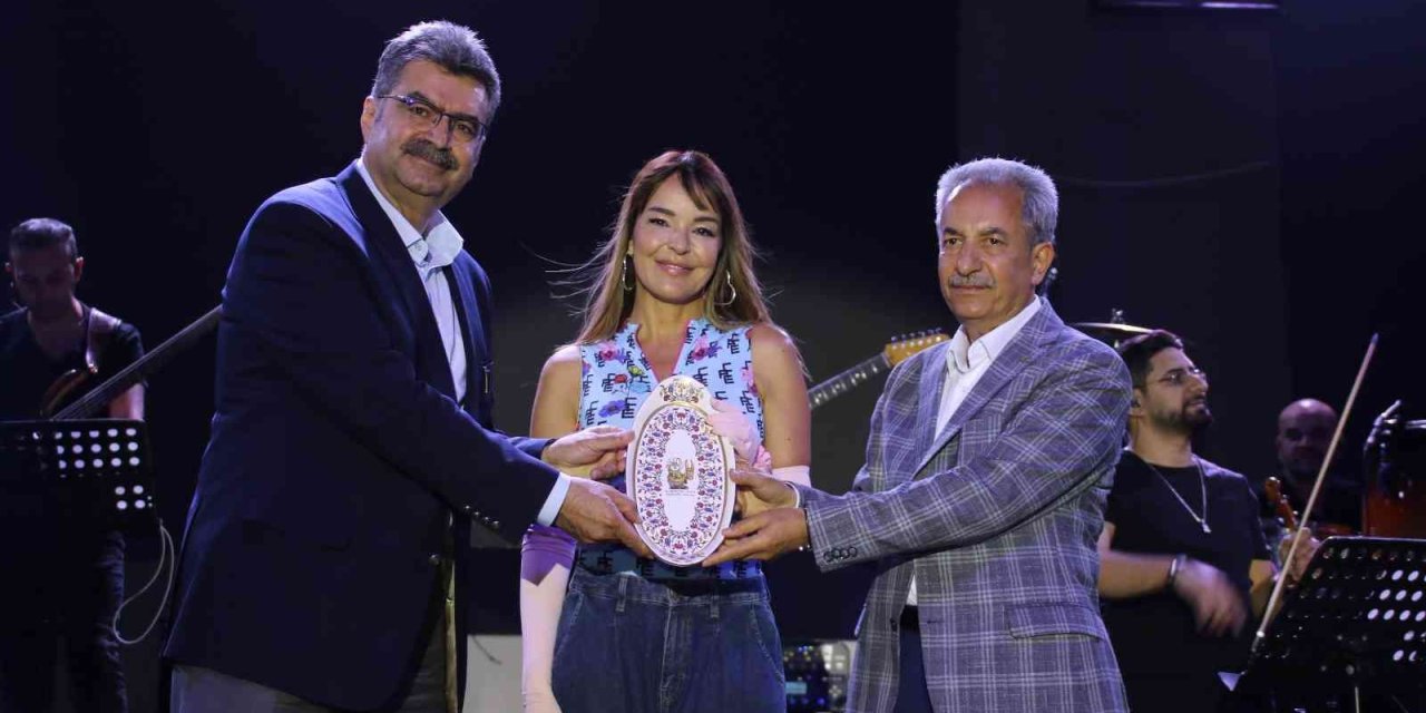 Nasreddin Hoca Şenliği’nin Finalini Bengü Yaptı