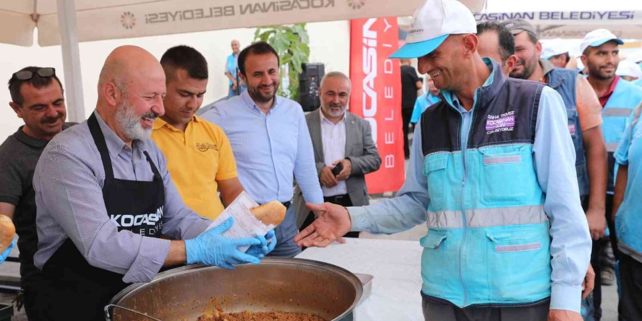 Başkan Önlüğü Taktı, Personeline Ekmek Arası Kavurma İkram Etti
