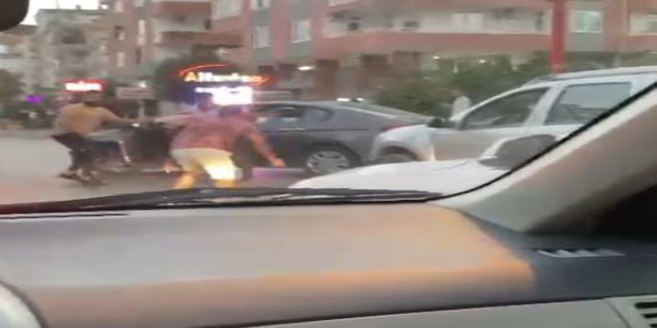 Bıçakla 2 Kişiyi Kovaladı, Yetmedi Otomobilin Lastiklerini Bıçakladı