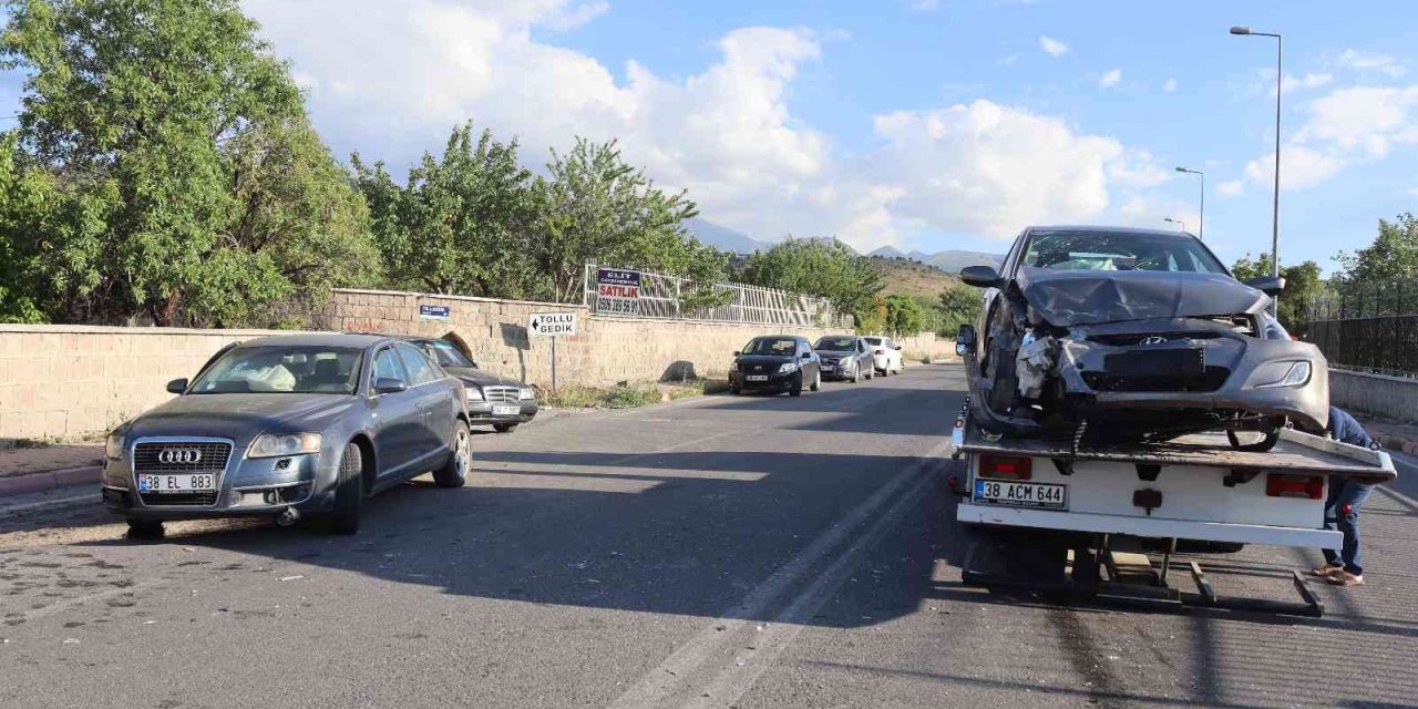 Otomobiller Çarpıştı: 6 Yaralı