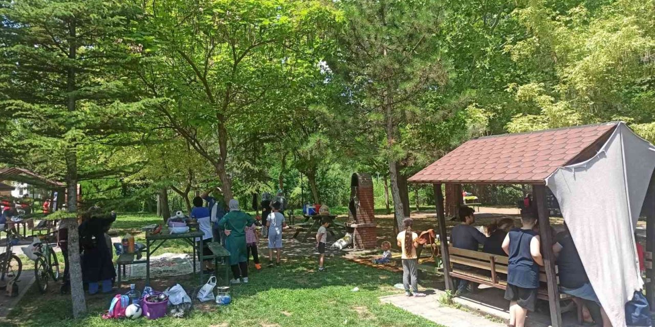 Bayramın Son Gününde Güneşli Havanın Tadını Mangal Yakarak Çıkardılar