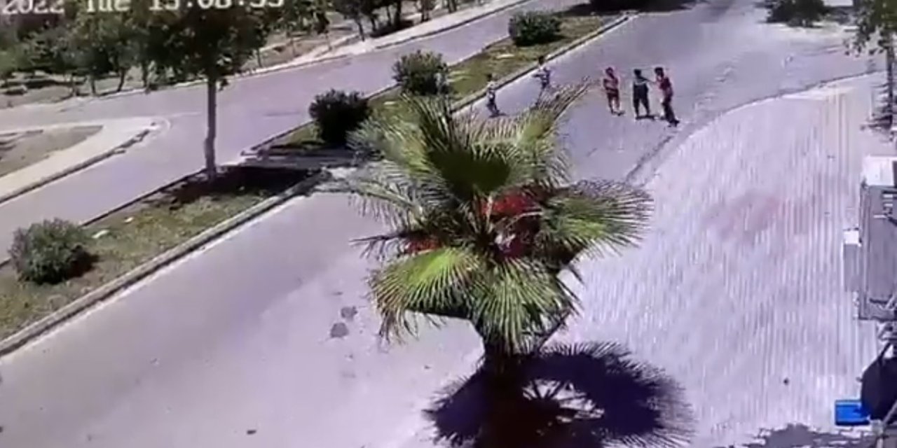 Köpeklerden Kaçan 2 Çocuğa Otomobil Çarptı