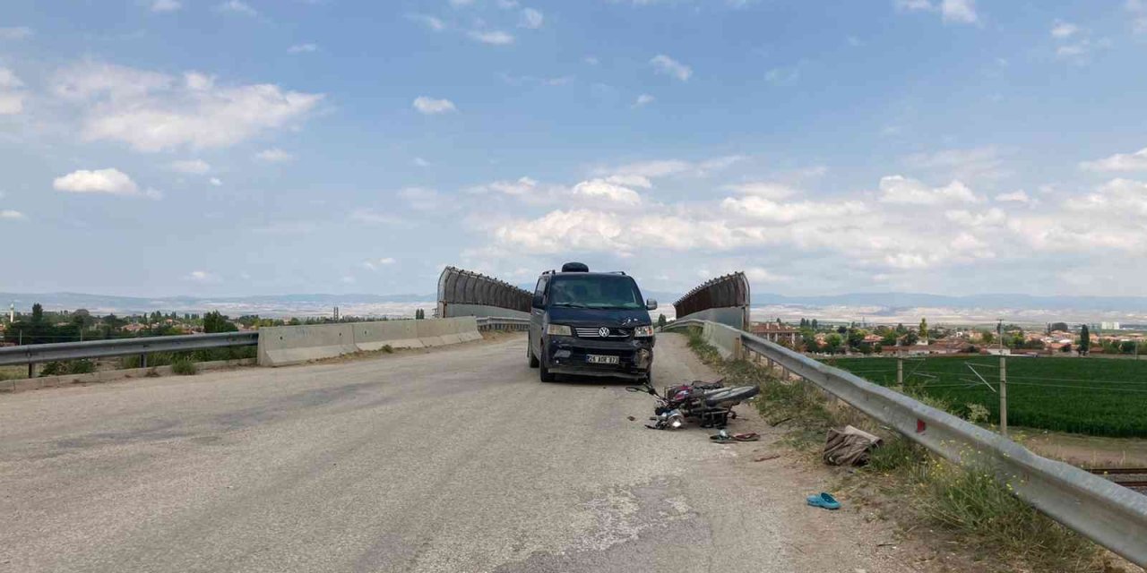 Motosiklet İle Minibüs Kafa Kafaya Çarpıştı: 1 Yaralı