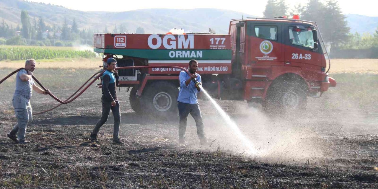 40 Dönümlük Arpa Tarlası Dakikalar İçerisinde Küle Döndü