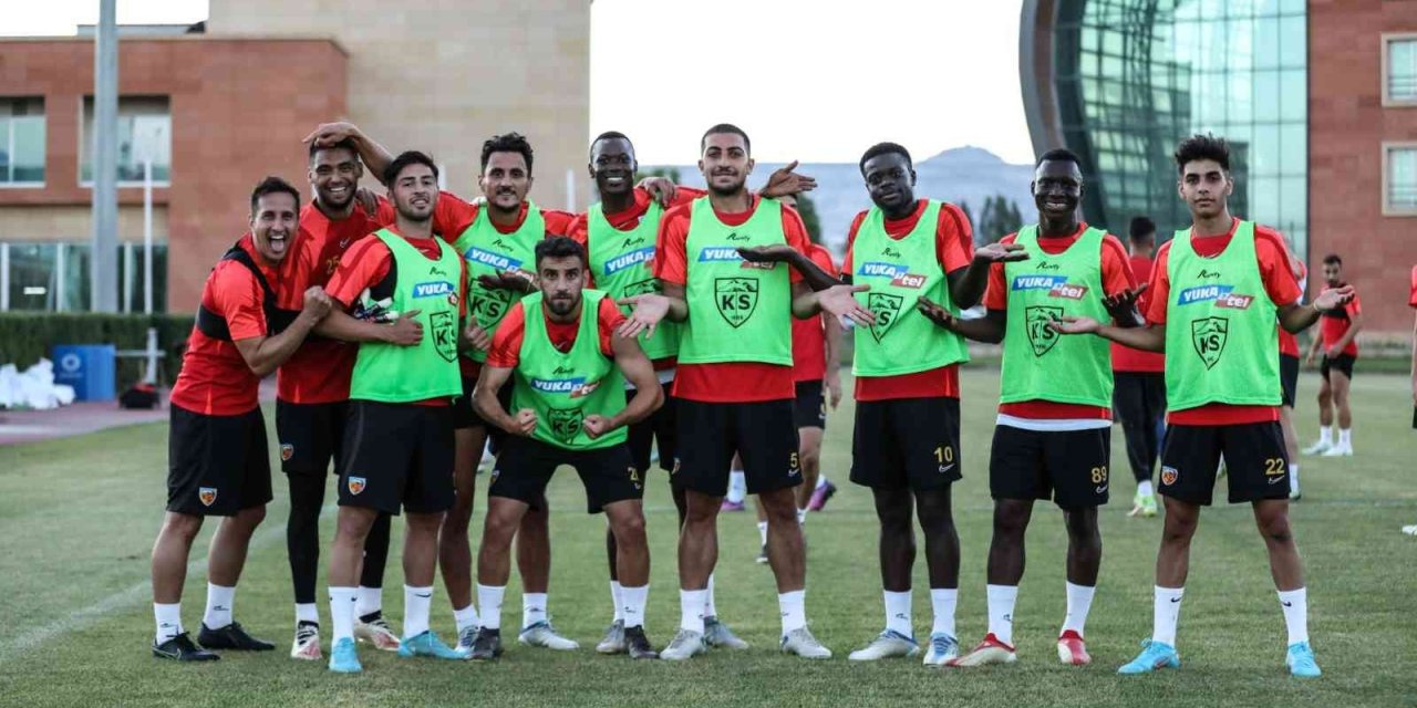 Kayserispor Çalışmalarını Sürdürüyor