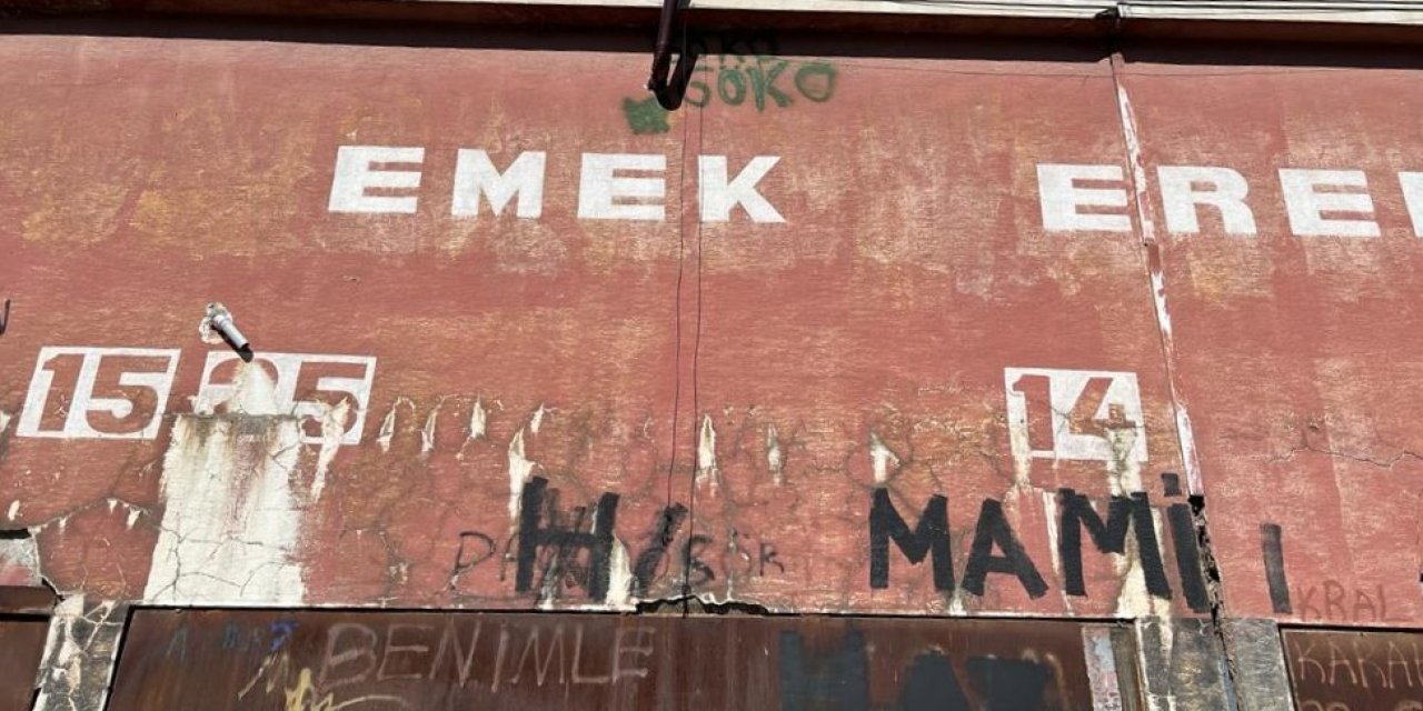 Binanın Çatısına Kadar Yazı Yazdılar