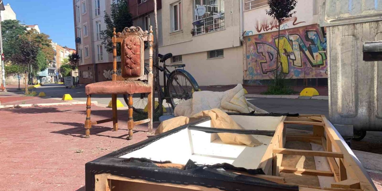 Çöp Kenarına Atılan Eşyalar İsyan Ettirdi