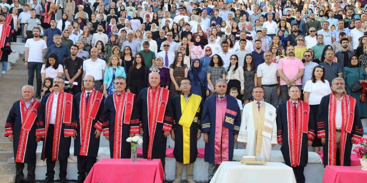 Erü Edebiyat Fakültesi’nde Mezuniyet Coşkusu Yaşandı