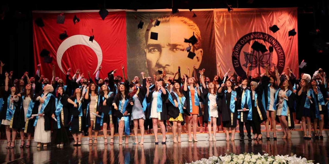 Esogü Diş Hekimliği Fakültesi 2022 Mezunlarını Verdi