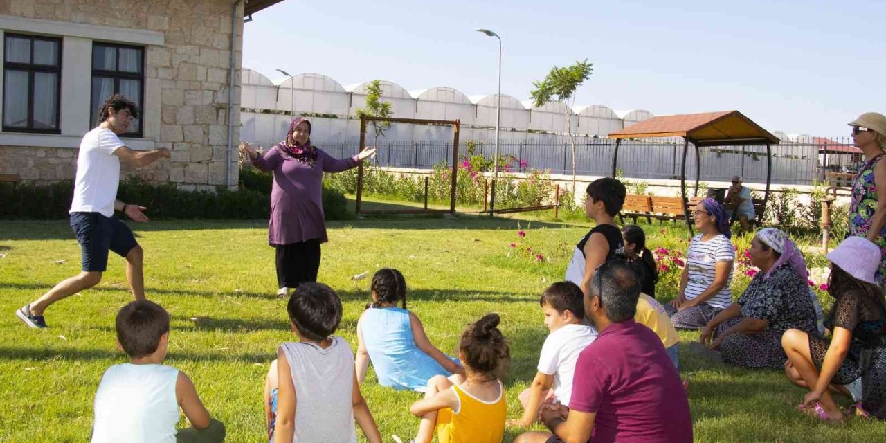 Çilek Tarlasından Tiyatro Sahnesine