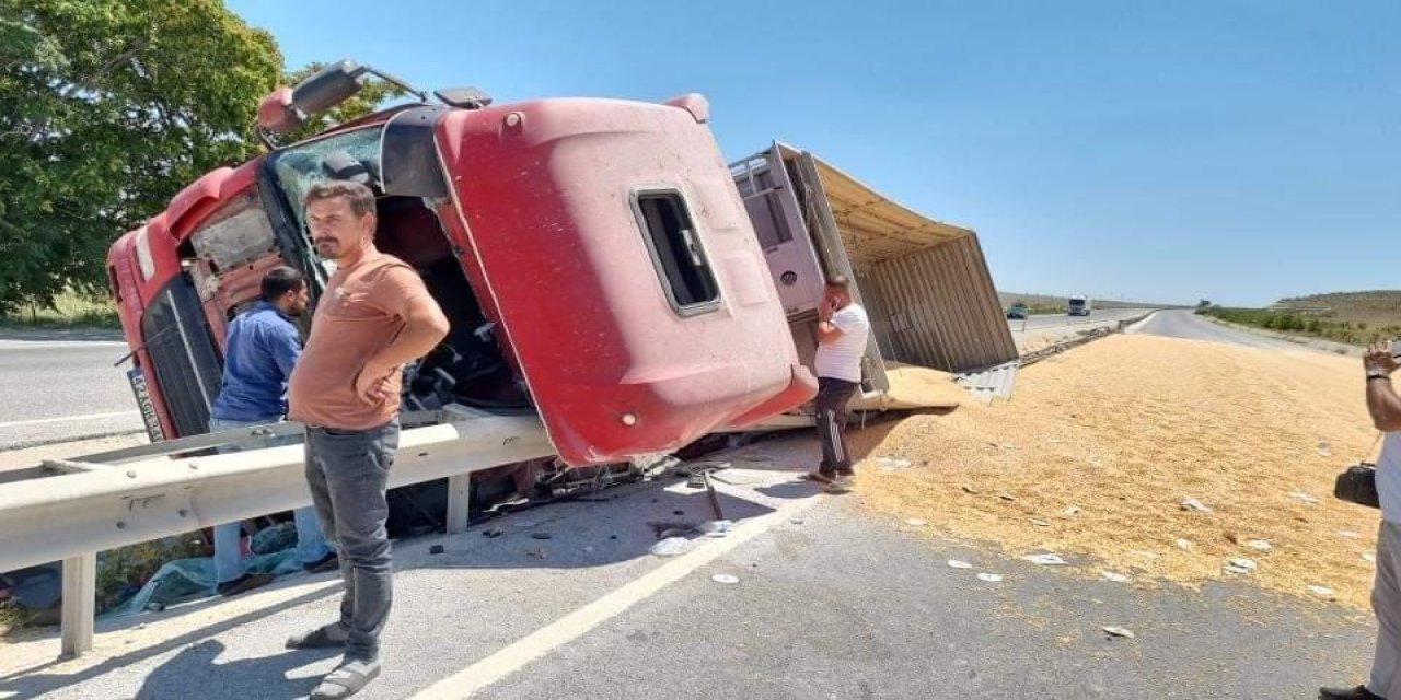 Devrilen Mısır Yüklü Tırın Şoförü Yaralandı