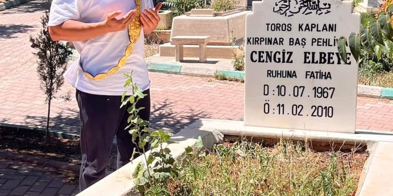 Başpehlivan Şimşek, Cengiz Elbeye’nin Mezarını Ziyaret Etti