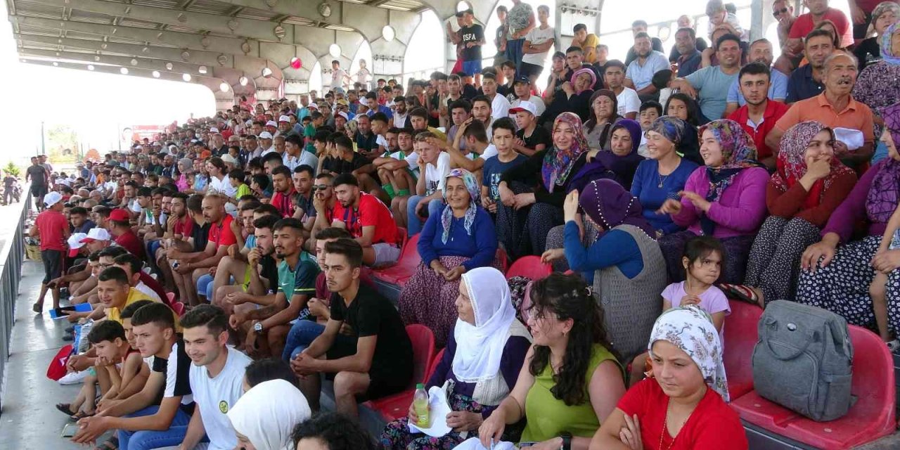 Futbol Turnuvasında Tribünleri Kadınlar Doldurdu