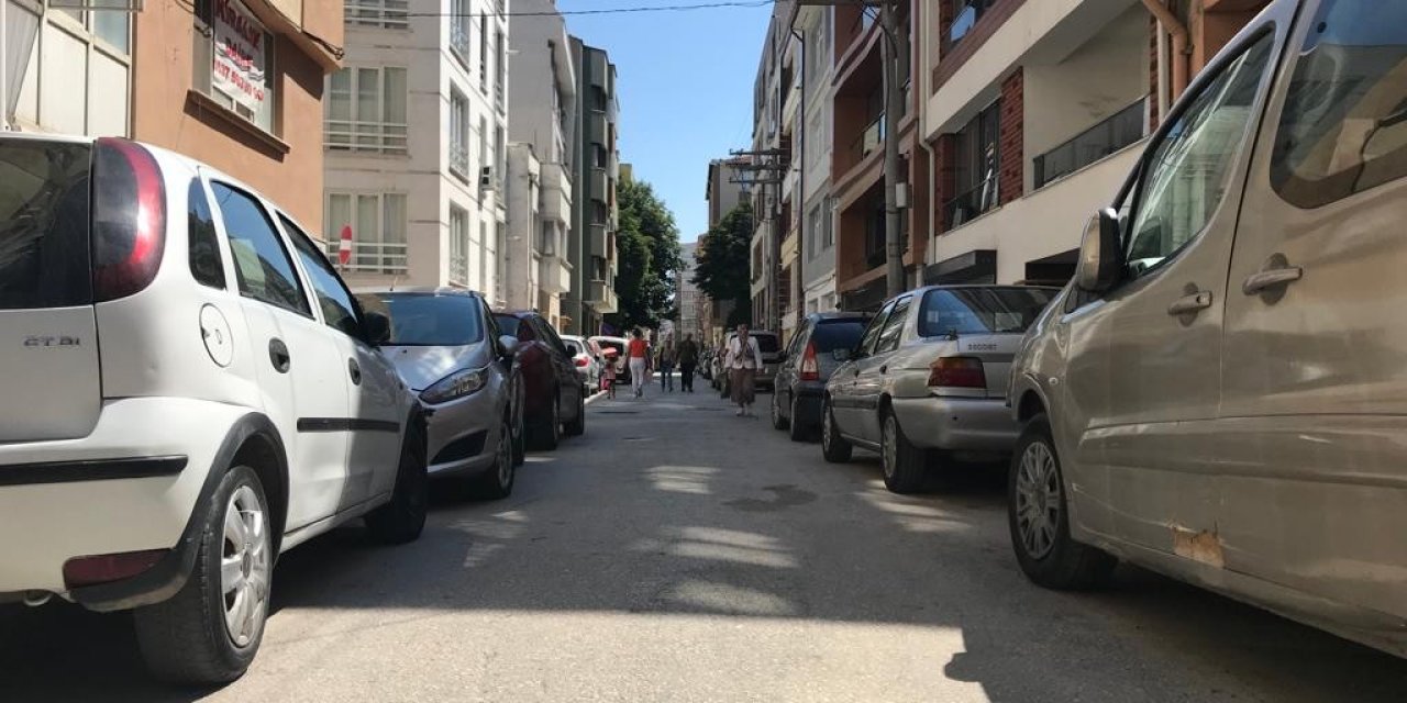 Ara Sokaklar Çift Şerit Park Eden Araçlara Teslim