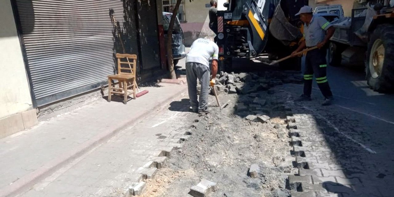 Akdeniz’de Asfalt Ve Kaldırım Çalışmaları Sürüyor