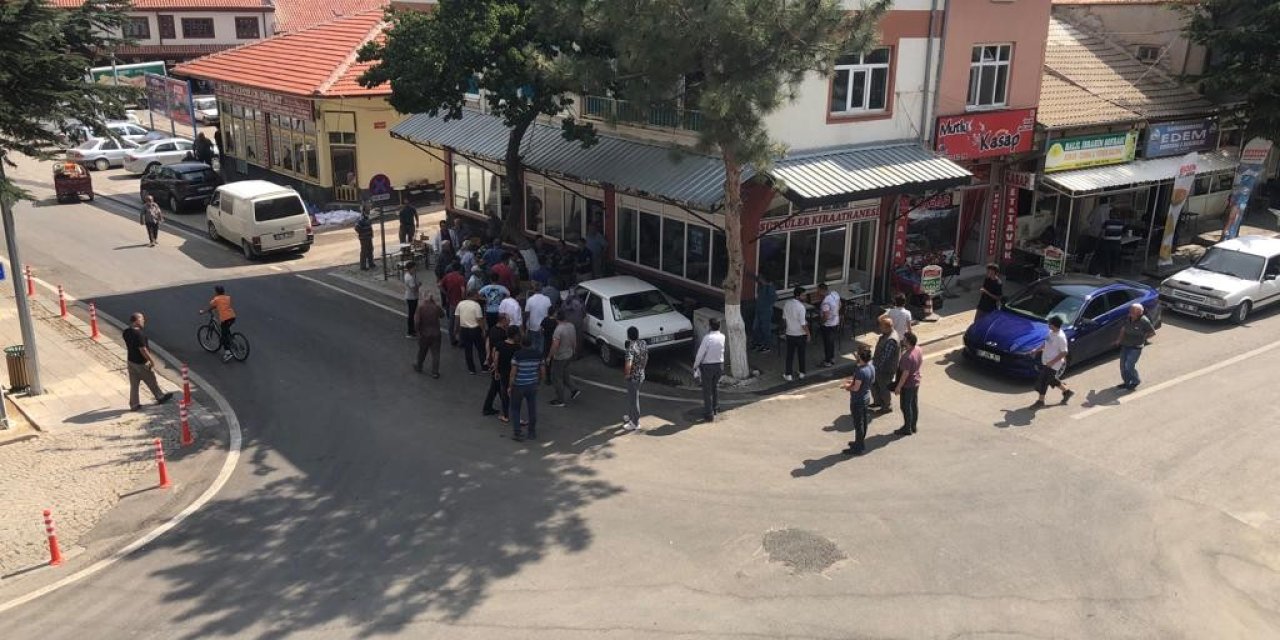 Kontrolden Çıkan Otomobil Kahvehanede Çay İçin Müşteriye Çarptı