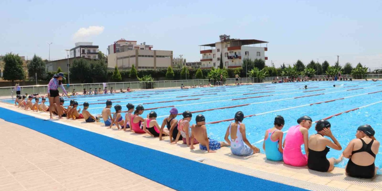 Toroslar’da Yüzlerce Çocuk Yüzme Öğreniyor