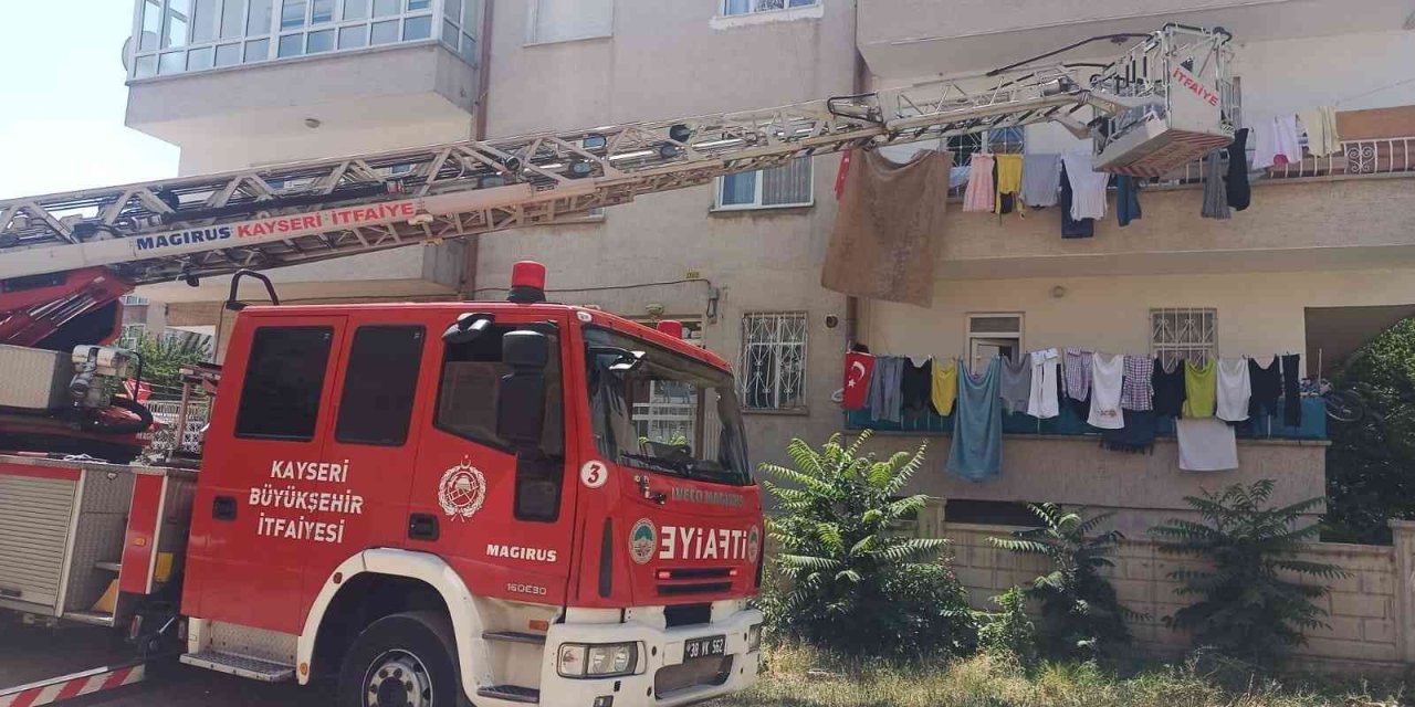 Evde Mahsur Kalan Engelli Çocuğu İtfaiye Kurtardı