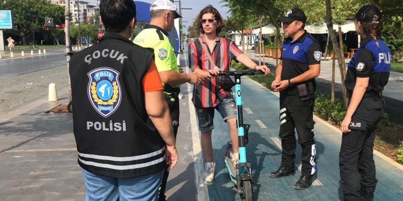 Konyaaltı Sahilinde Elektrikli Scooter Kullanıcıları Bilgilendirildi