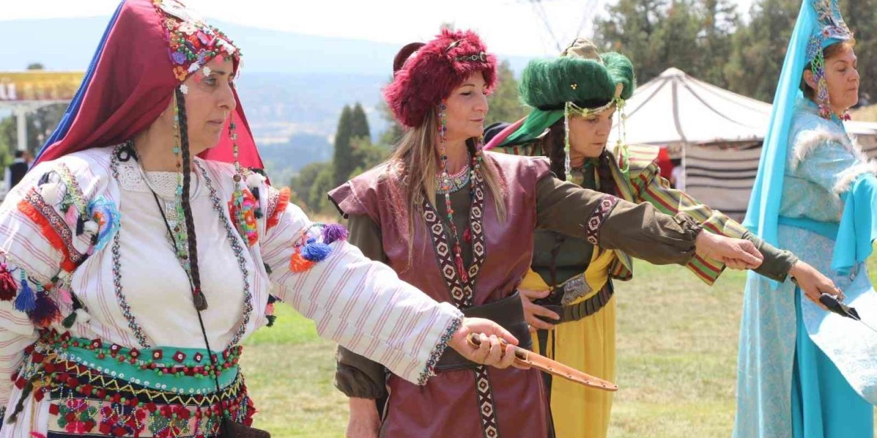 Eskişehir Anadolu Bacıları Grubu ‘ahraman Türk Kadınları’ Tiyatro Gösterisini Tavşanlı’da Sahneledi