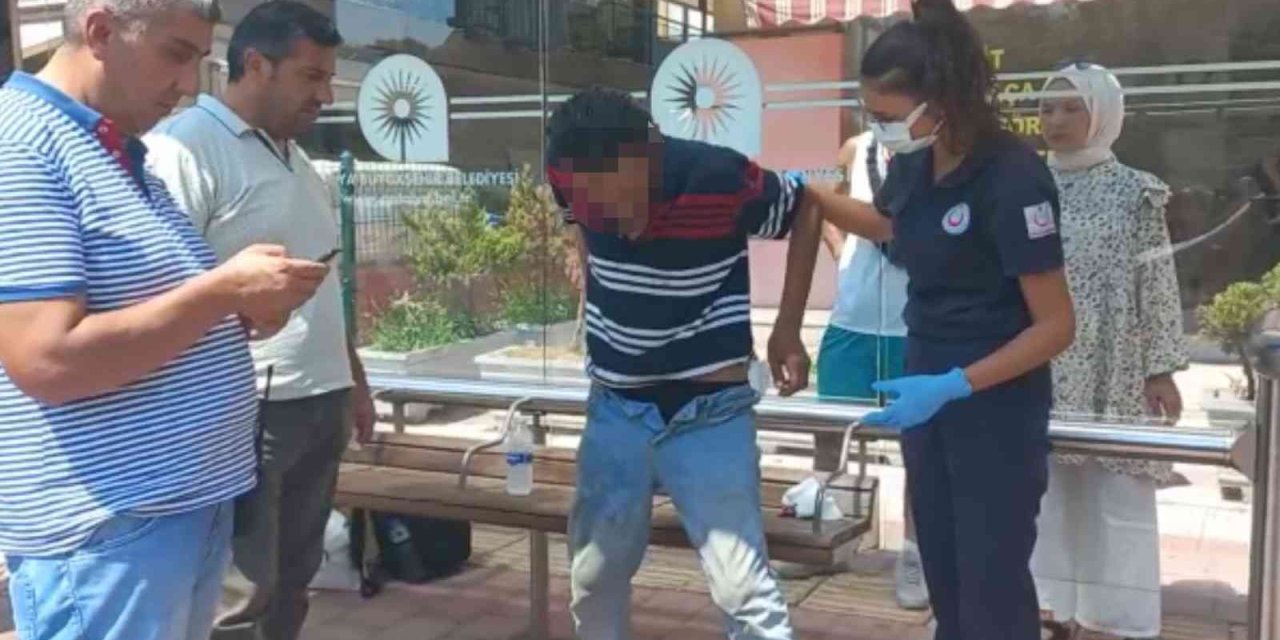 Kalçasından Bıçaklandığını Otobüs Durağında Oturunca Fark Etti