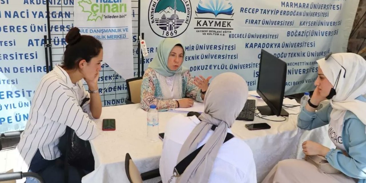 Büyükşehir 15 Günde Bin 500 Öğrenciye Ücretsiz Danışmanlık Hizmeti Verdi