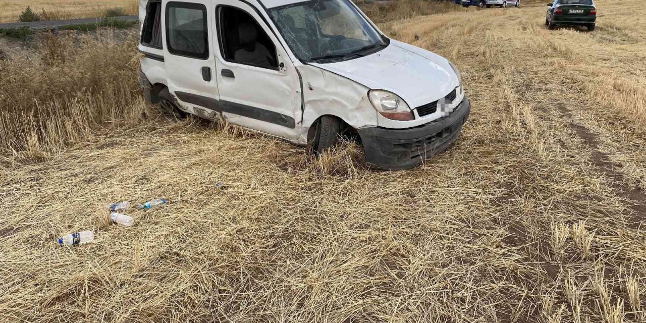 Konya’da Hafif Ticari Araçla Otomobil Çarpıştı: 4 Yaralı