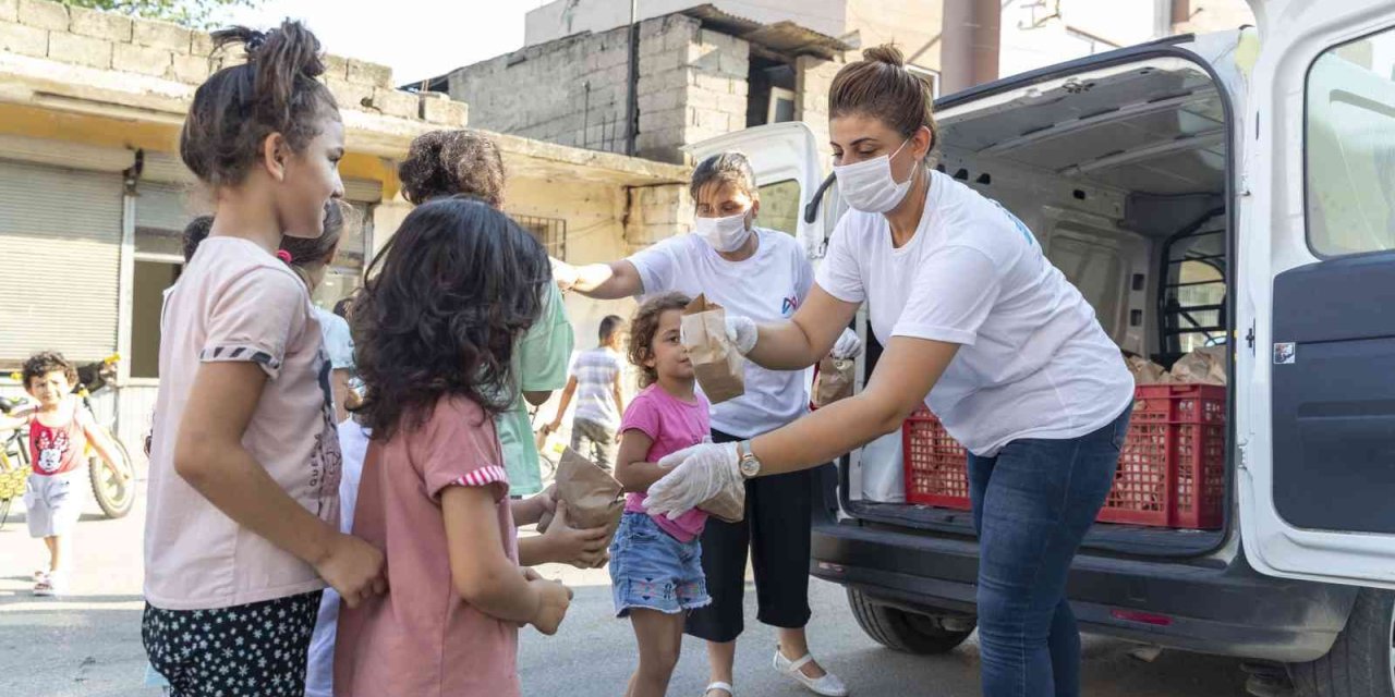Mersin’de Çocuklara Çikolatalı Cupcake Ve Limonata Dağıtılıyor