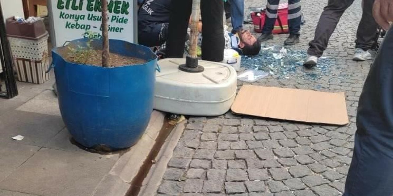 Dördüncü Kattan Kopan Cam Vatandaşın Üzerine Düştü