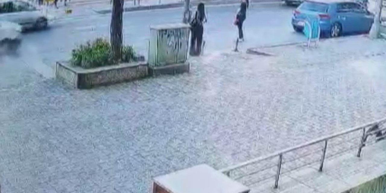 Otomobilin Çarptığı Genç Kadın Metrelerce Savruldu