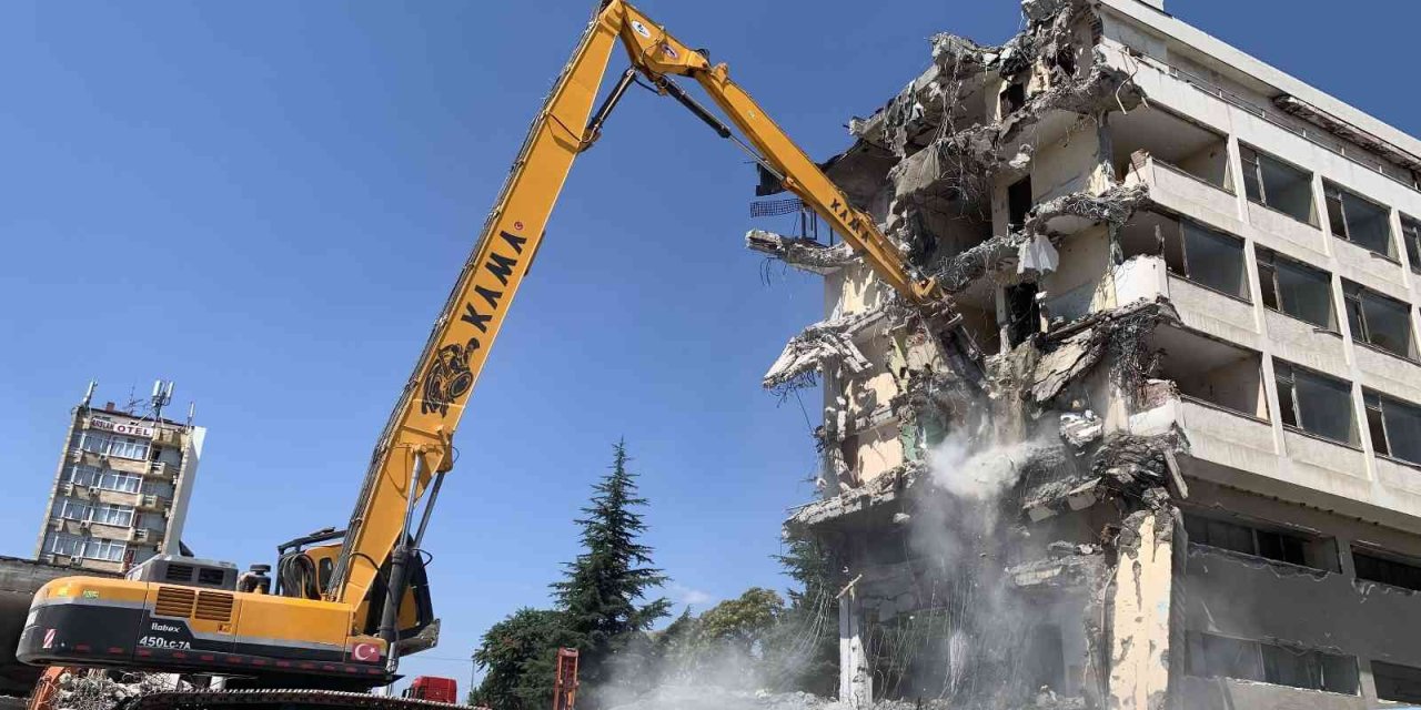 Tarihi Otelin Yıkımı Sürüyor