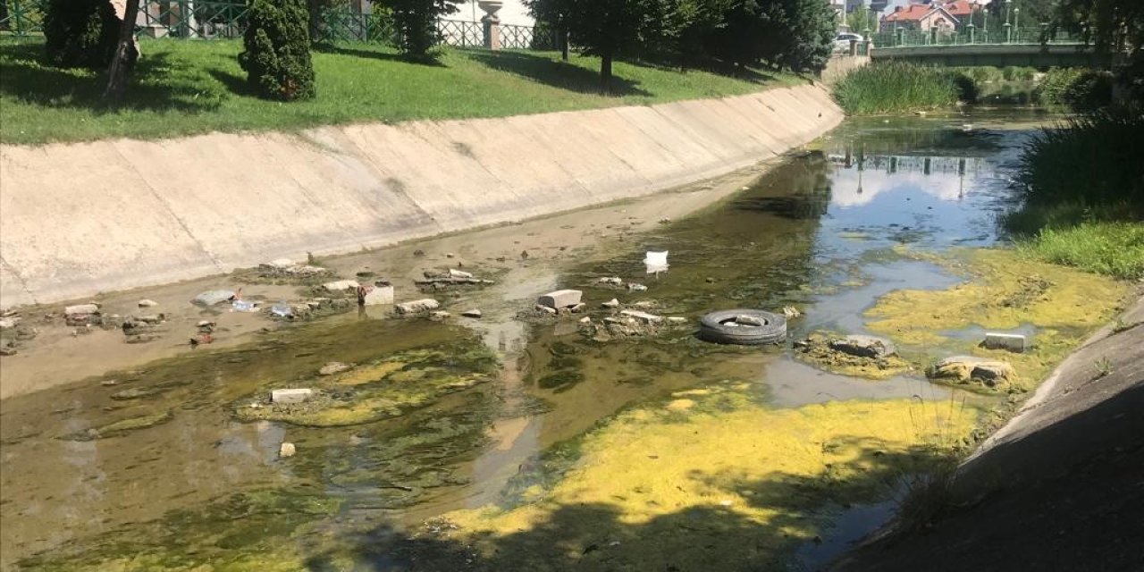 Su Çekilince Kanaldaki Atıklar Ortaya Çıktı