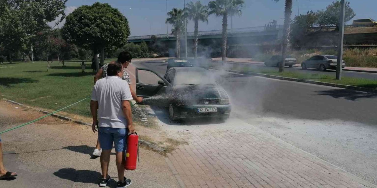 Yanan Otomobilden, Eşi Ve Çocuklarını Çıkardı